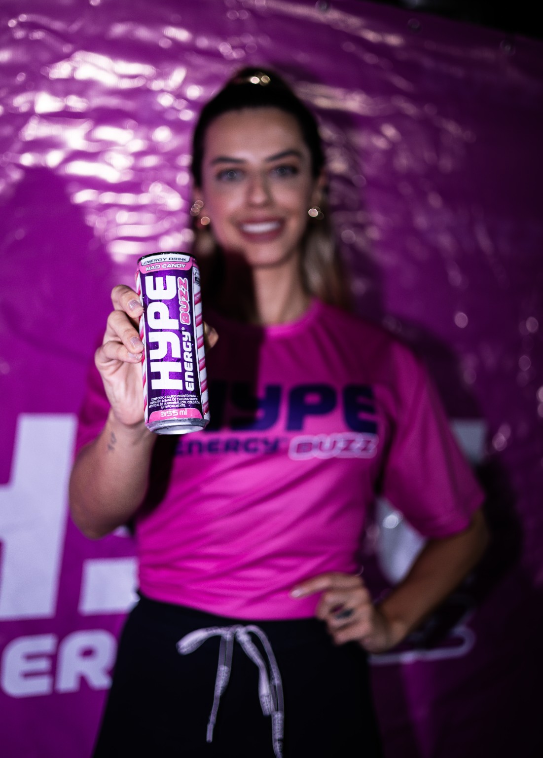 Lata HYPE Energy Buzz em primeiro plano durante a abertura