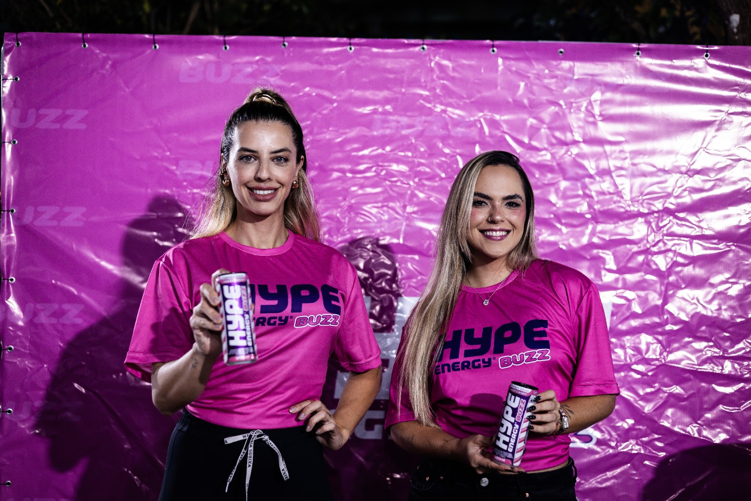 Duas representantes HYPE com produtos da marca
