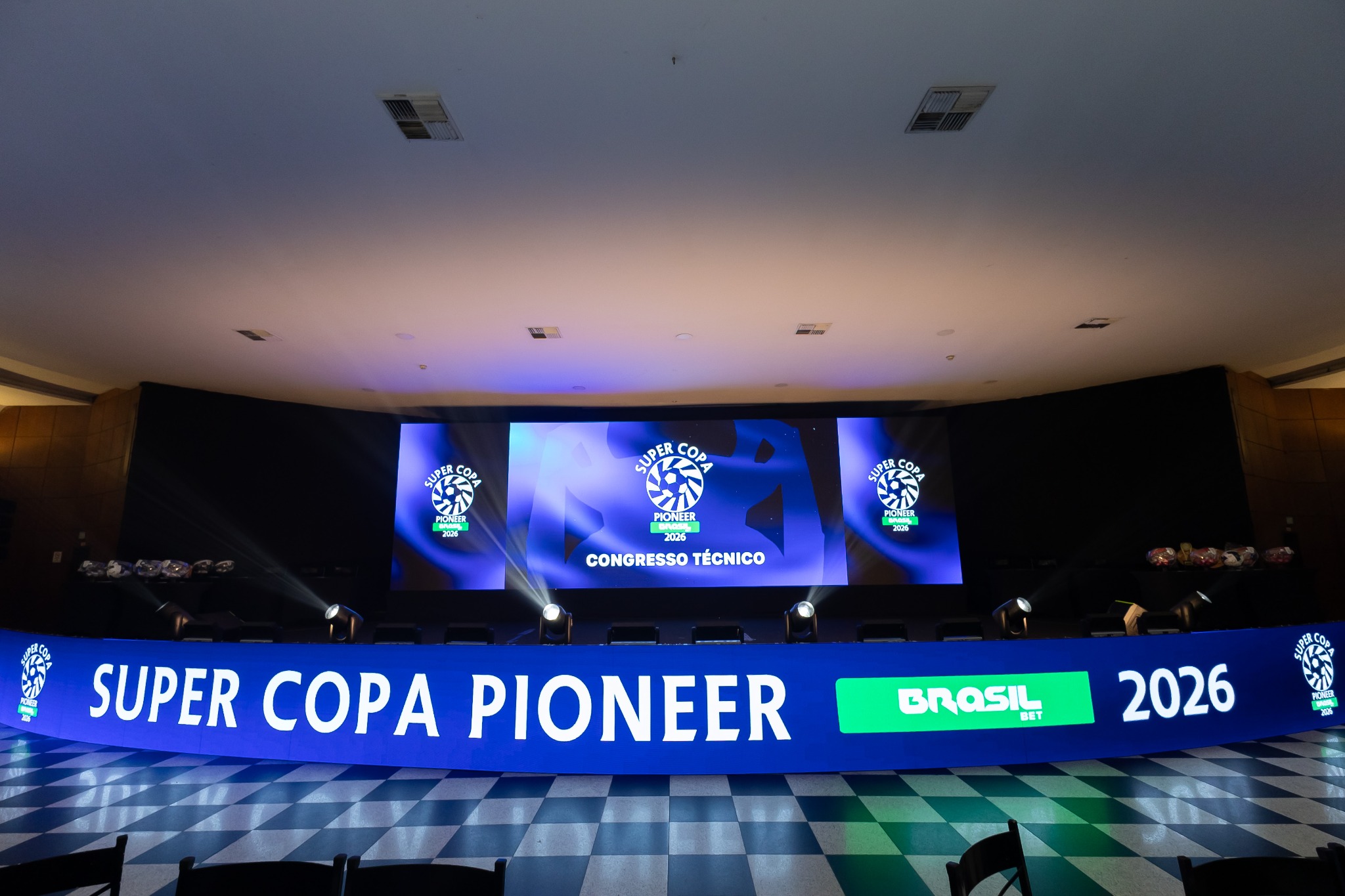 Palco do Congresso Técnico da Super Copa Pioneer 2026