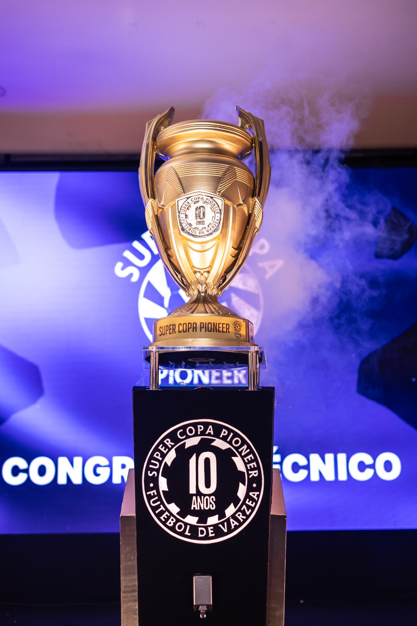 Troféu da edição de 10 anos da Super Copa Pioneer