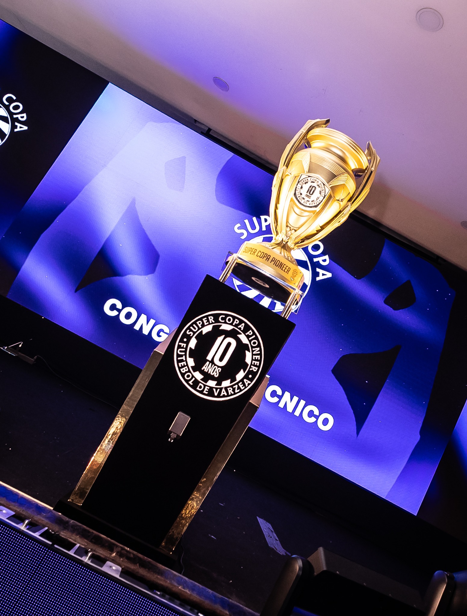 Detalhe do troféu da Super Copa Pioneer 2026