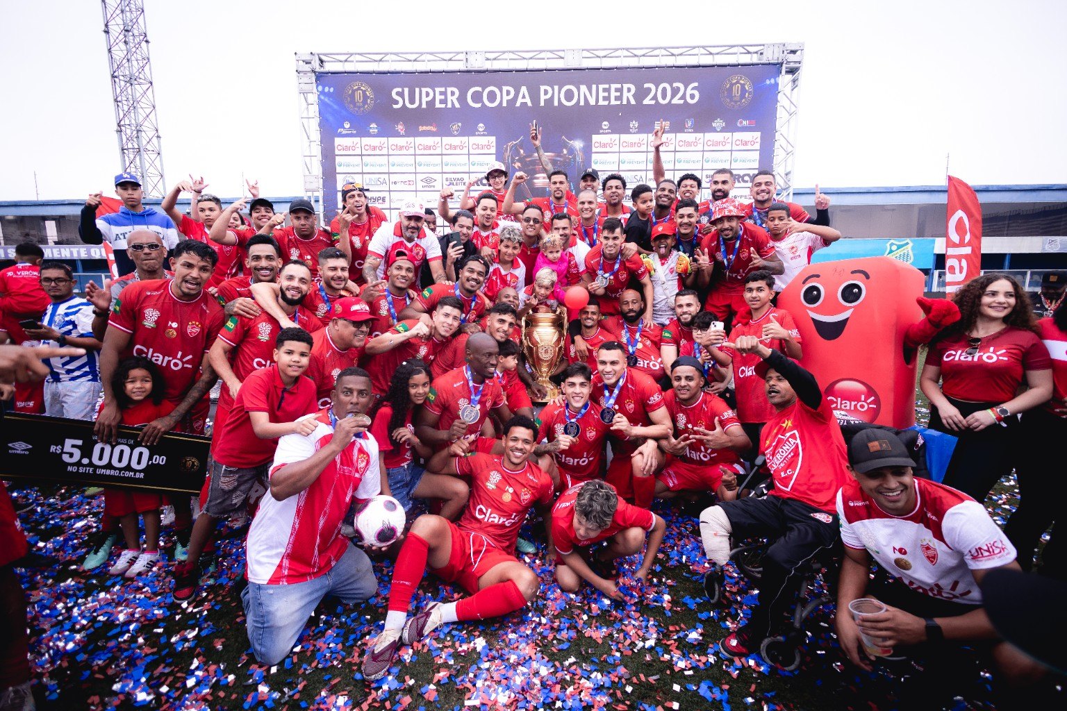 Celebração do campeão com torcida e convidados após a final. Registro real da Super Copa Pioneer 2026.