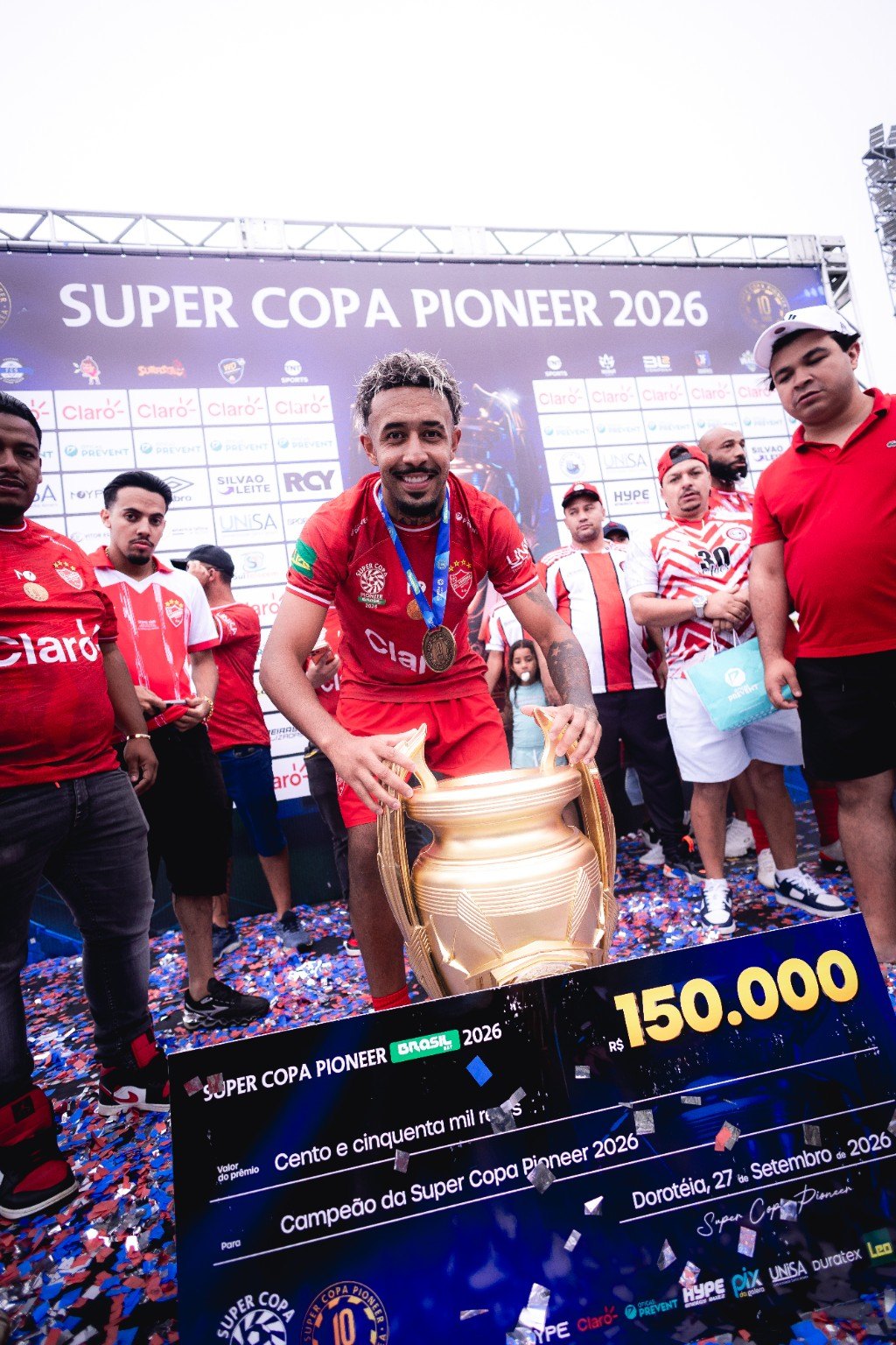 Campeão posa ao lado da taça da Super Copa Pioneer 2026. Registro real da Super Copa Pioneer 2026.