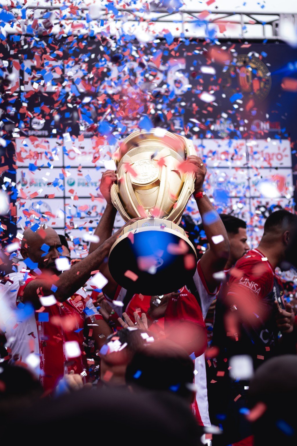 Jogador com a taça e a premiação da grande final. Registro real da Super Copa Pioneer 2026.