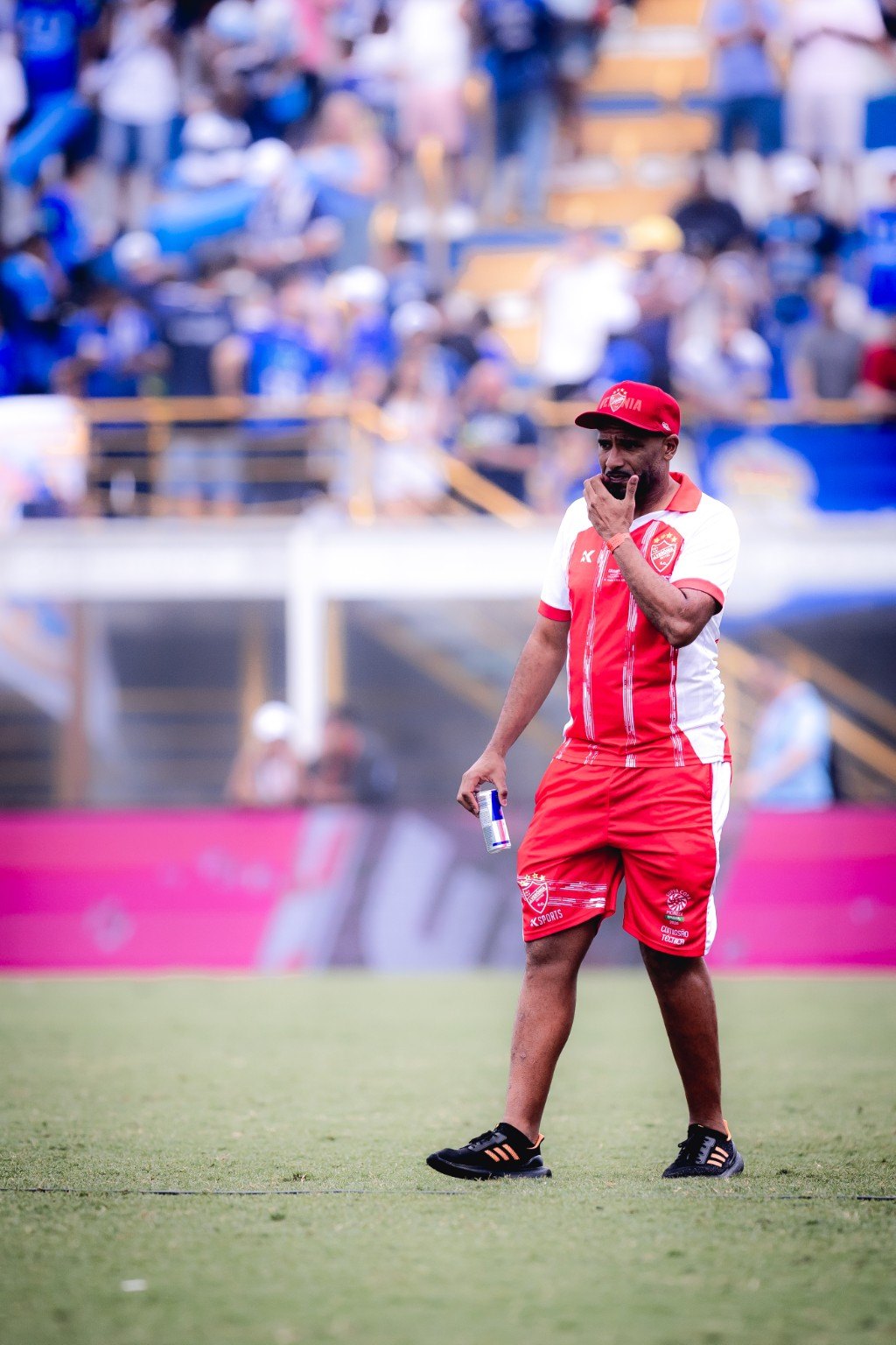 Integrante da equipe campeã à beira do campo. Registro real da Super Copa Pioneer 2026.