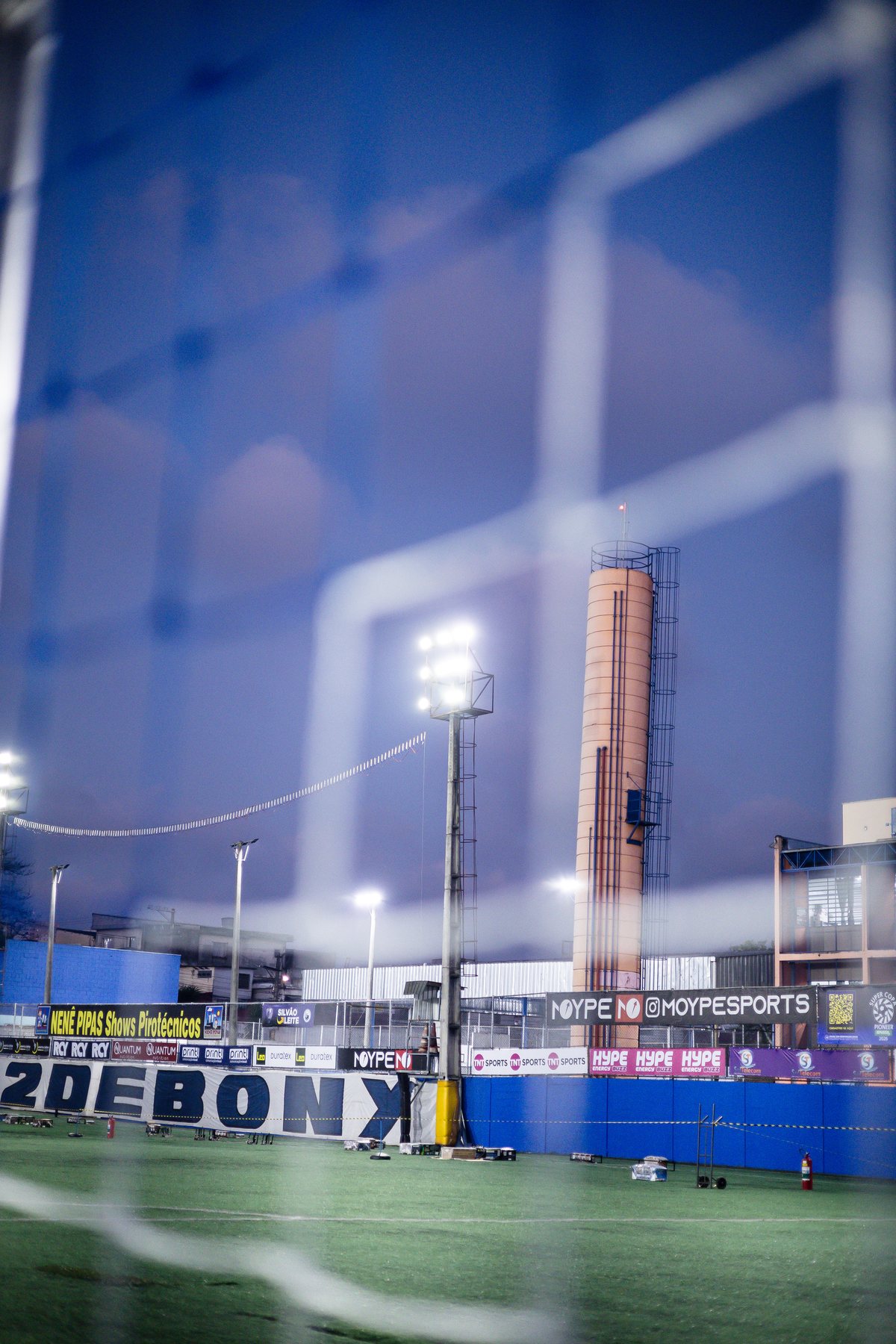 Registro fotográfico real da Super Copa Pioneer 2026 com a marca HYPE visível — Marca no estádio.